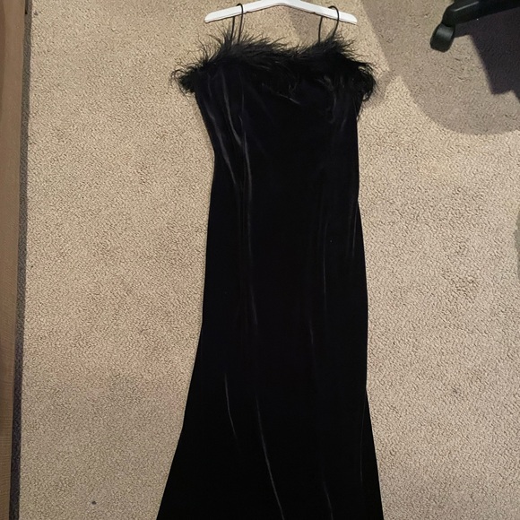 Elegant Black Velvet Dress - Picture 3 of 5
